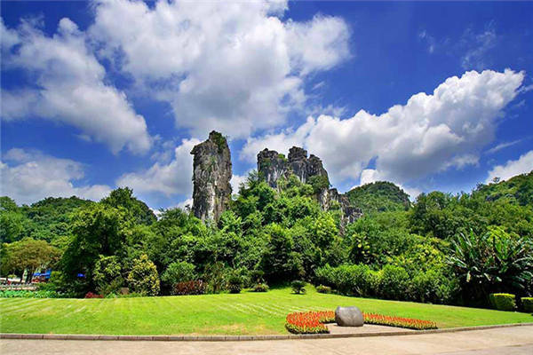 
广西的园林各具特色，桂林、柳州的公园多以中亚热带风格