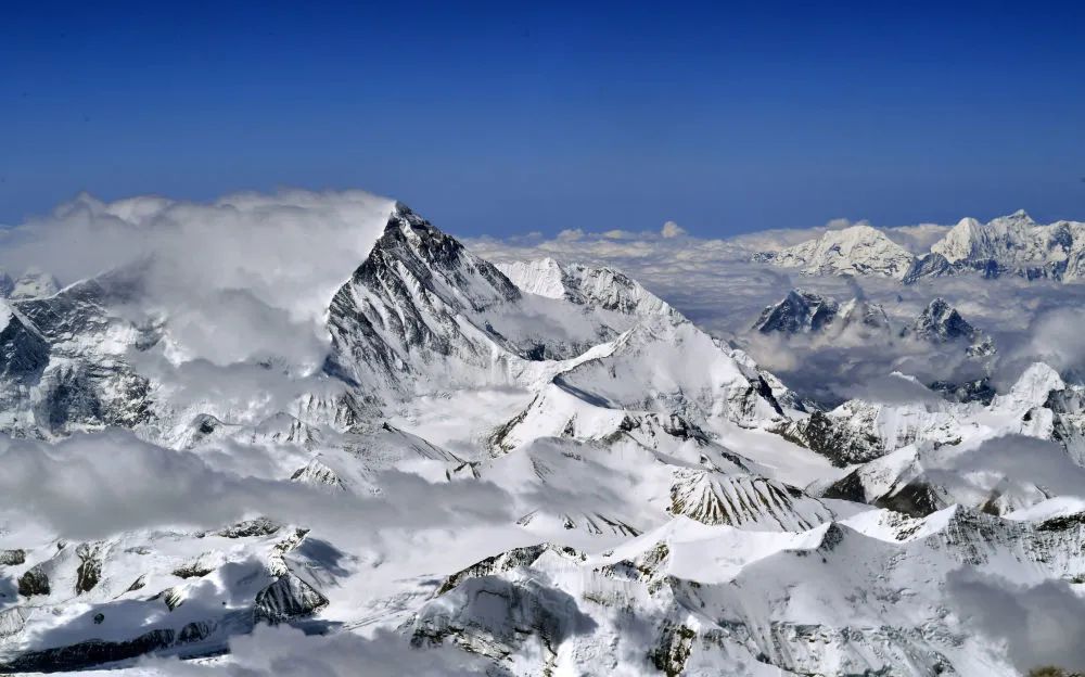 珠穆朗玛峰旅游攻略之高山区草甸旅游景点提供最新珠穆朗玛峰的旅游路线