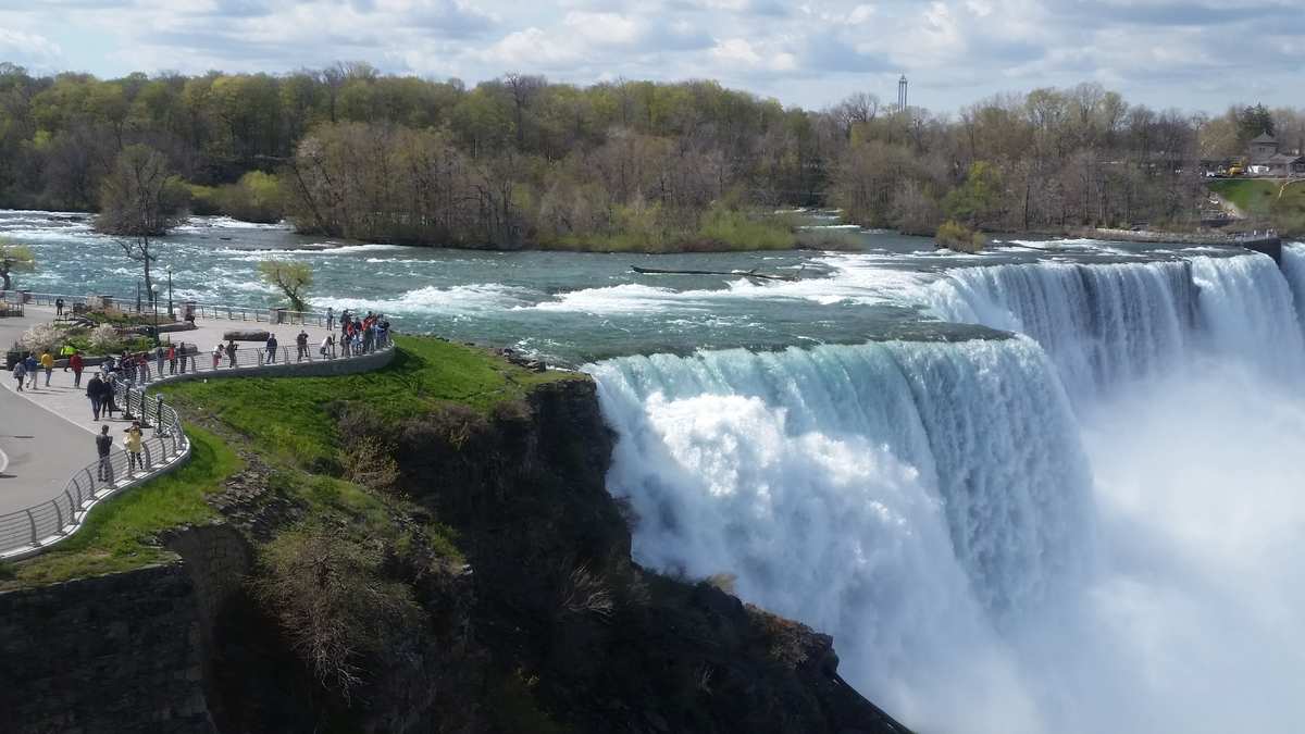 世界上水流量最大的瀑布是哪个瀑布？