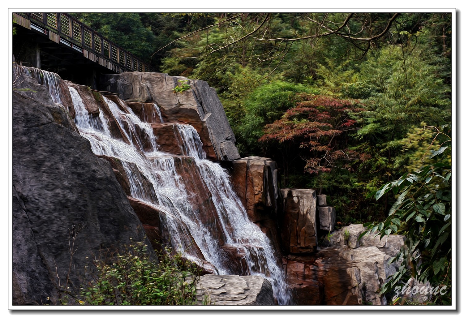 龙泉瀑布高差20余米，水流四季长溢，永不涸歇会