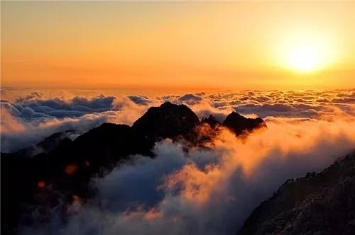 游黄山：领略黄山风采，探索翡翠谷的美丽传说