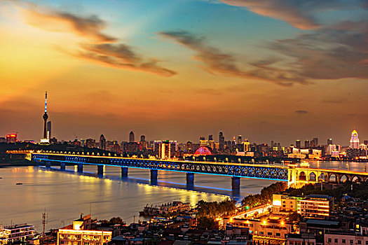 武汉两江夜游：领略江城夜景，感受长江宽阔胸怀与武汉多姿美景