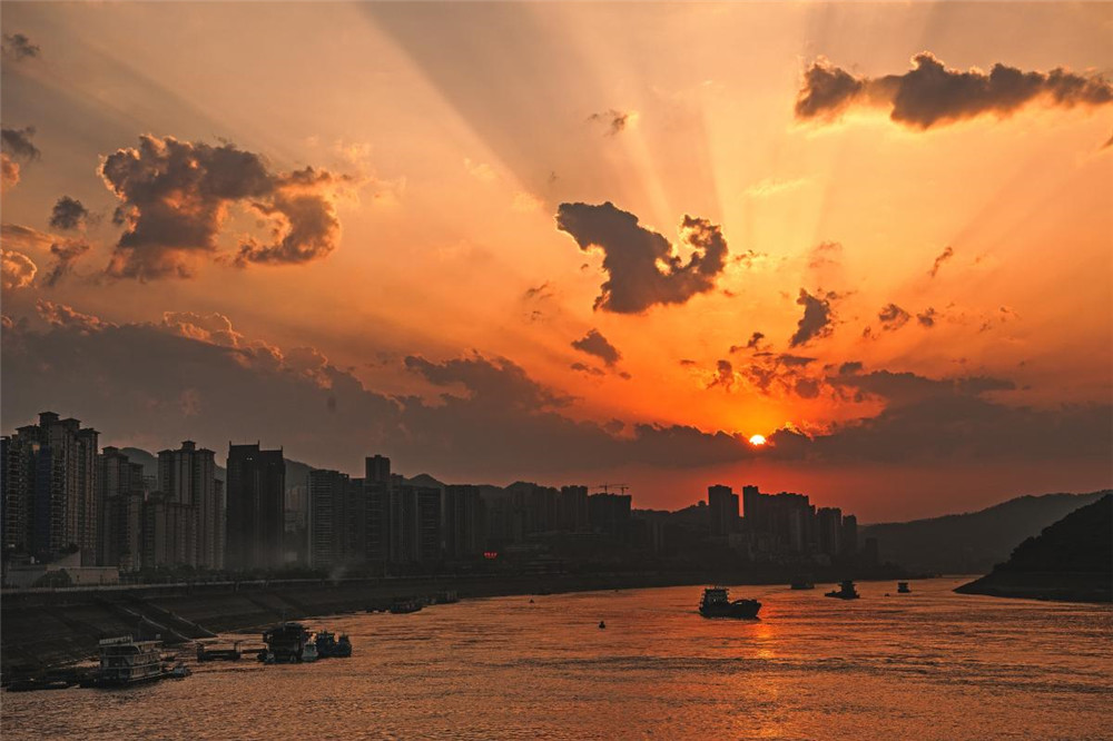 武汉两江夜游：领略江城夜景，感受长江宽阔胸怀与武汉多姿美景