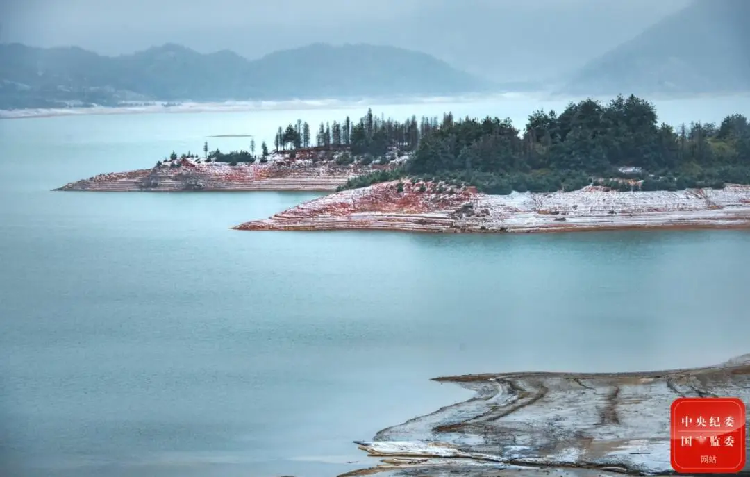 陇南冬景美如画：邂逅浪漫雪落云屏，领略鸡峰山冷峻壮丽