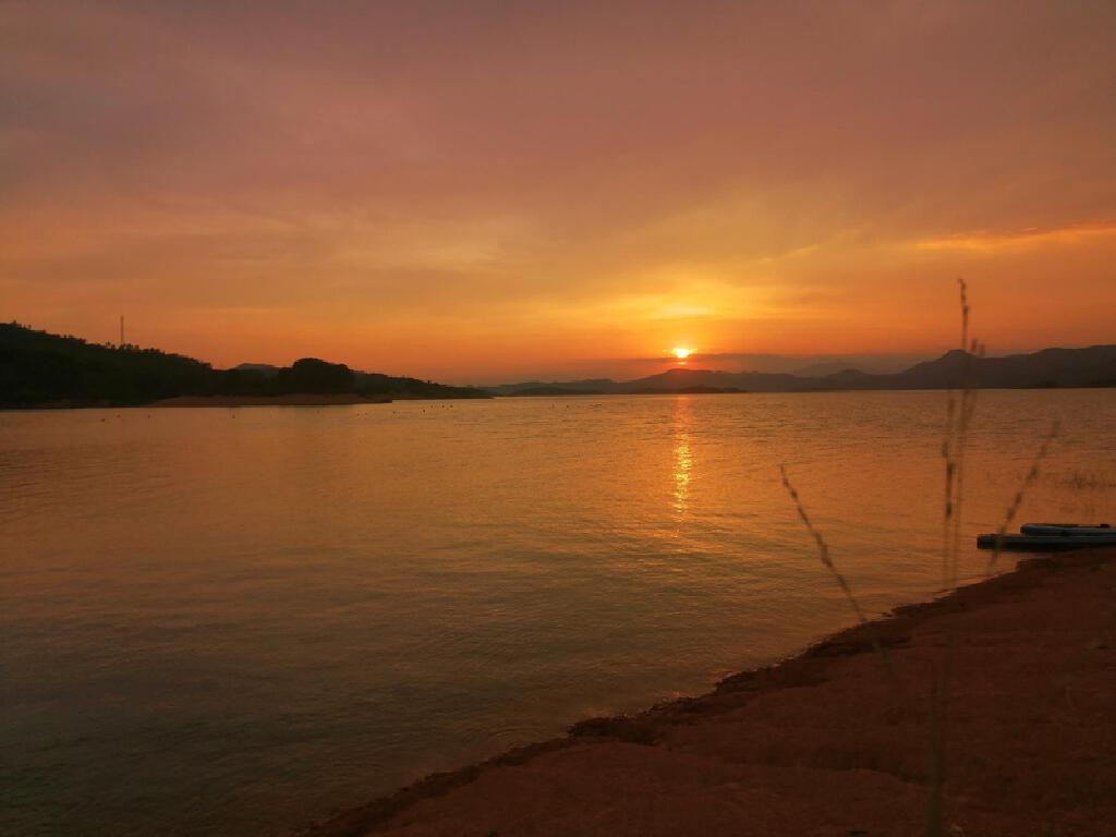 新丰江水电站万绿湖风景区：华南最大人工湖，珠三角后花园