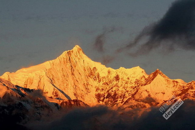 香格里拉旅游景点：普达措、梅里雪山、虎跳峡等，领略大自然的壮美