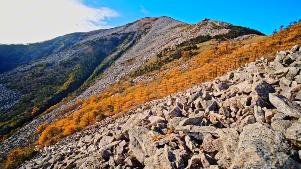 四月下旬秦岭腹地西安朱雀国家森林公园，游客有序登山赏景